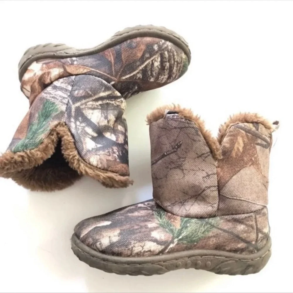 Realtree camouflage kids size small ( 5/6) boots